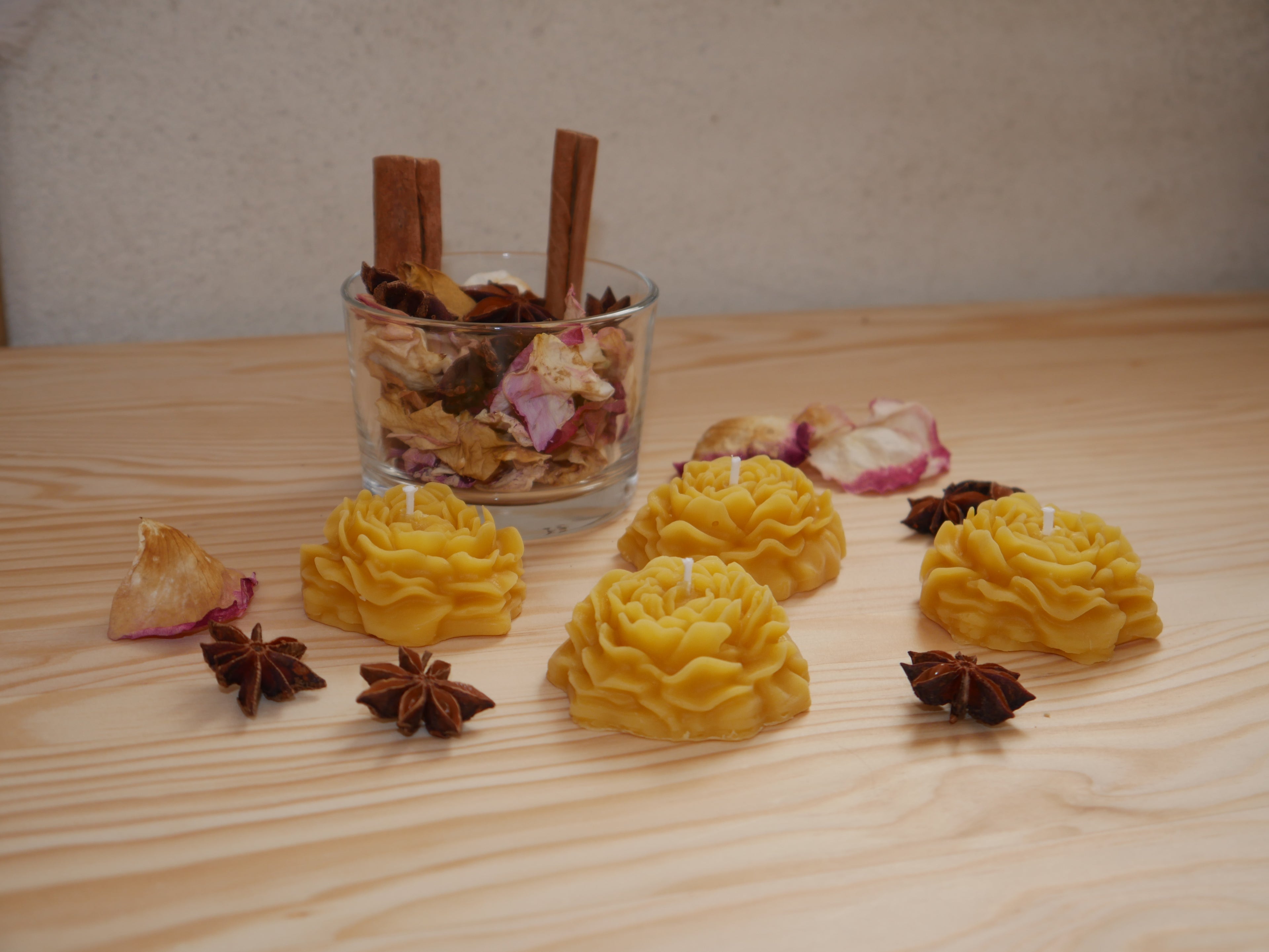 COFFRET DE QUATRE BOUGIES NATURELLES "PIVOINE" EN CIRE D'ABEILLE