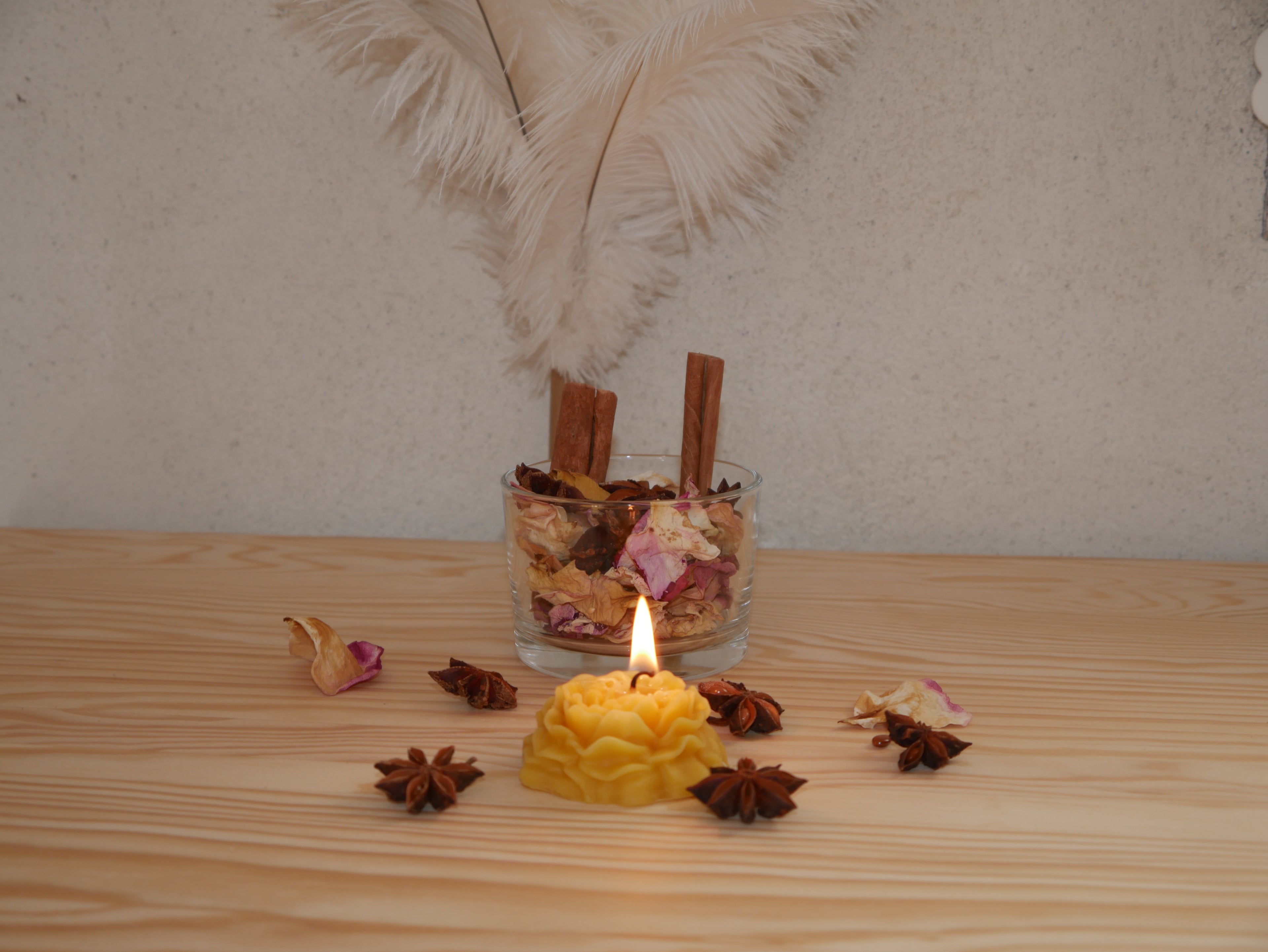 COFFRET DE QUATRE BOUGIES NATURELLES "PIVOINE" EN CIRE D'ABEILLE