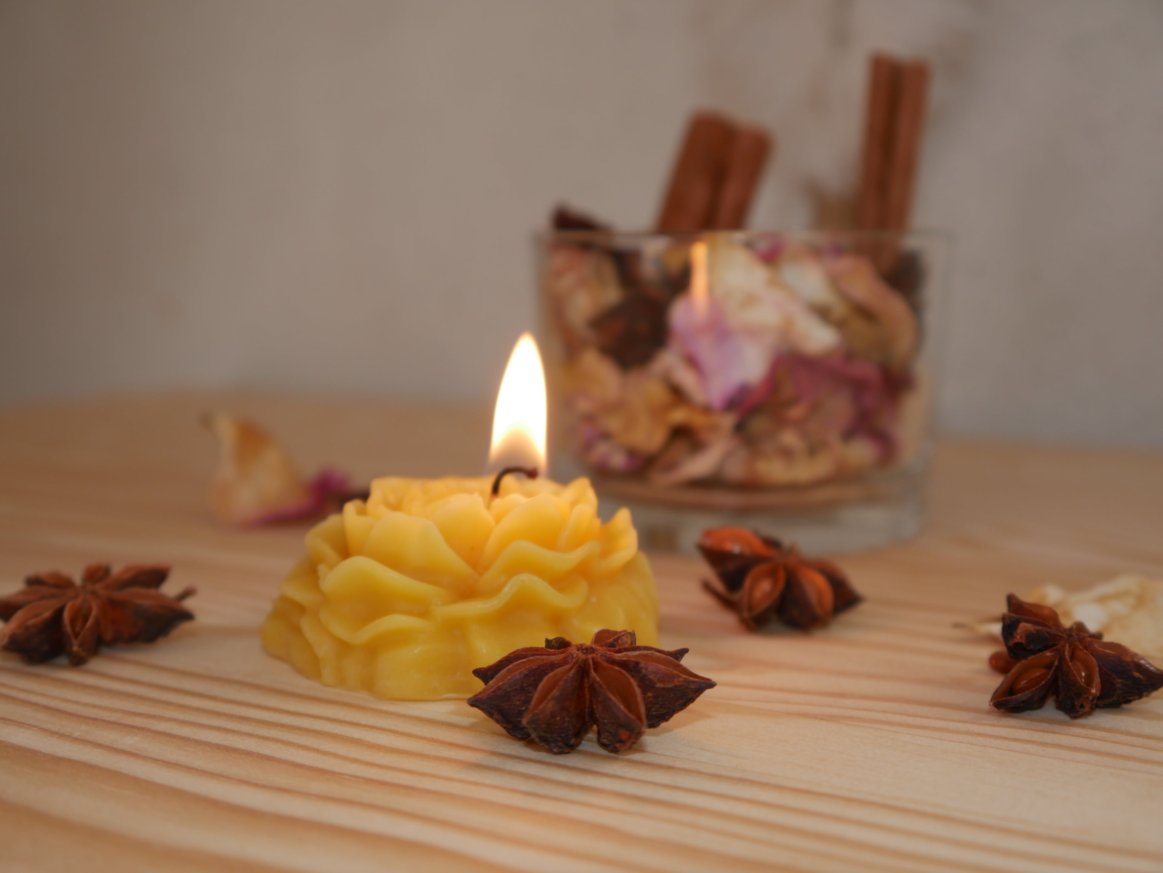 COFFRET DE QUATRE BOUGIES NATURELLES "PIVOINE" EN CIRE D'ABEILLE