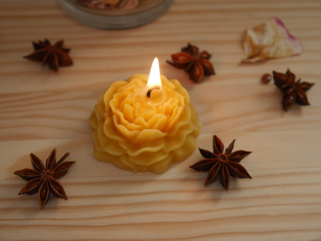 COFFRET DE QUATRE BOUGIES NATURELLES "PIVOINE" EN CIRE D'ABEILLE