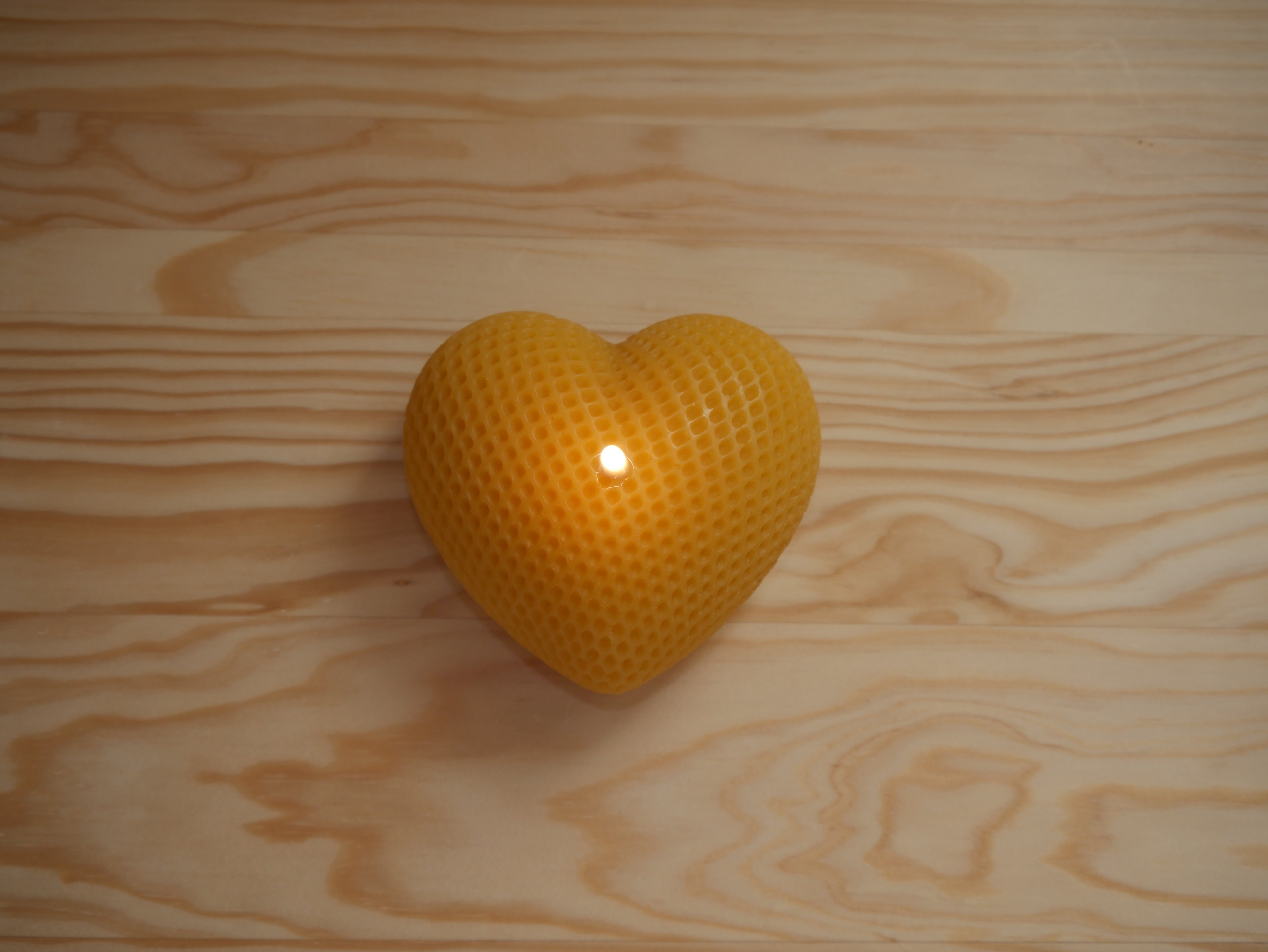 BOUGIE NATURELLE " COEUR" EN CIRE D'ABEILLE