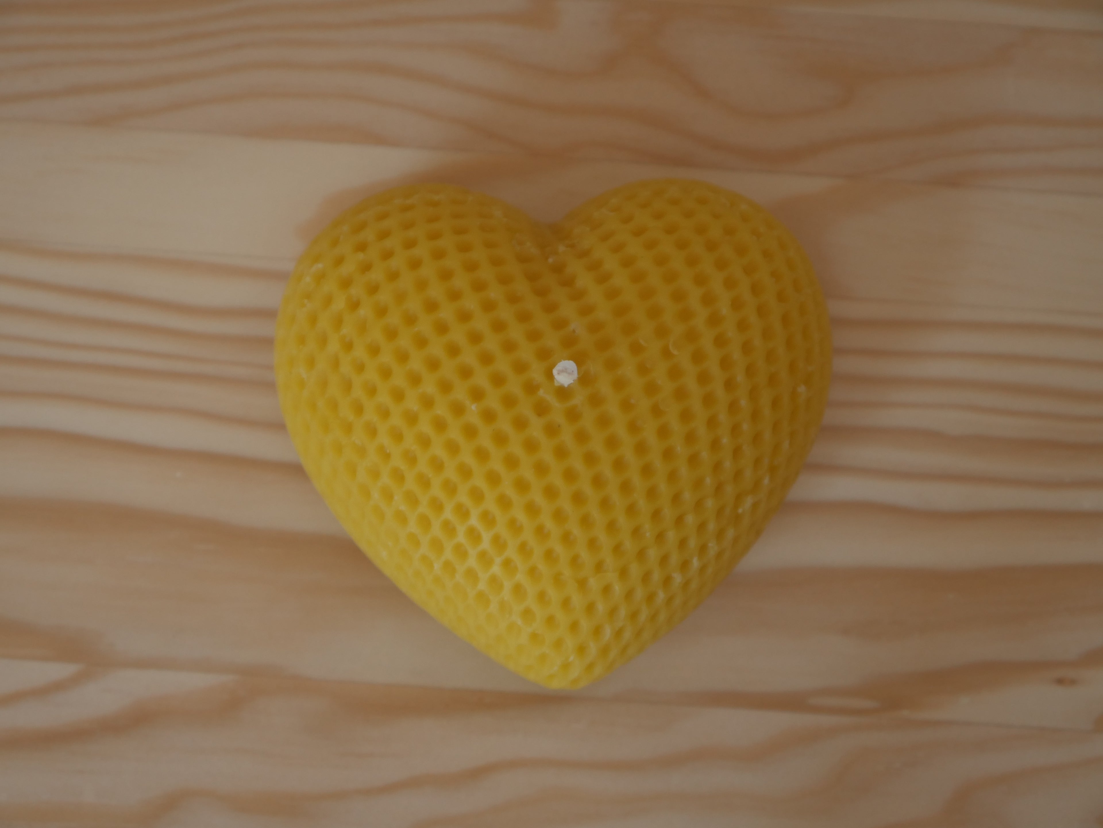 BOUGIE NATURELLE " COEUR" EN CIRE D'ABEILLE