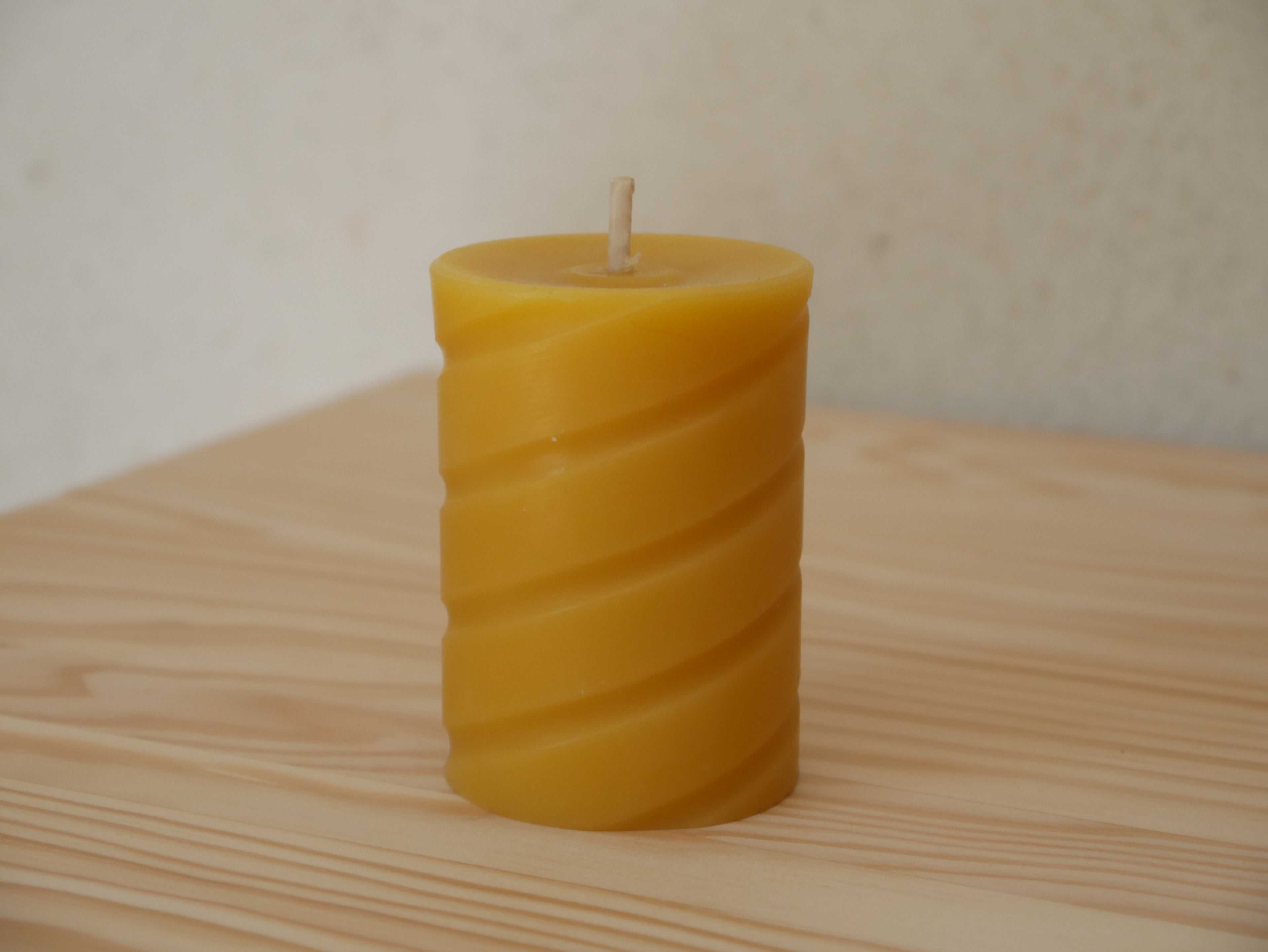 BOUGIE NATURELLE CYLINDRIQUE EN CIRE D'ABEILLE