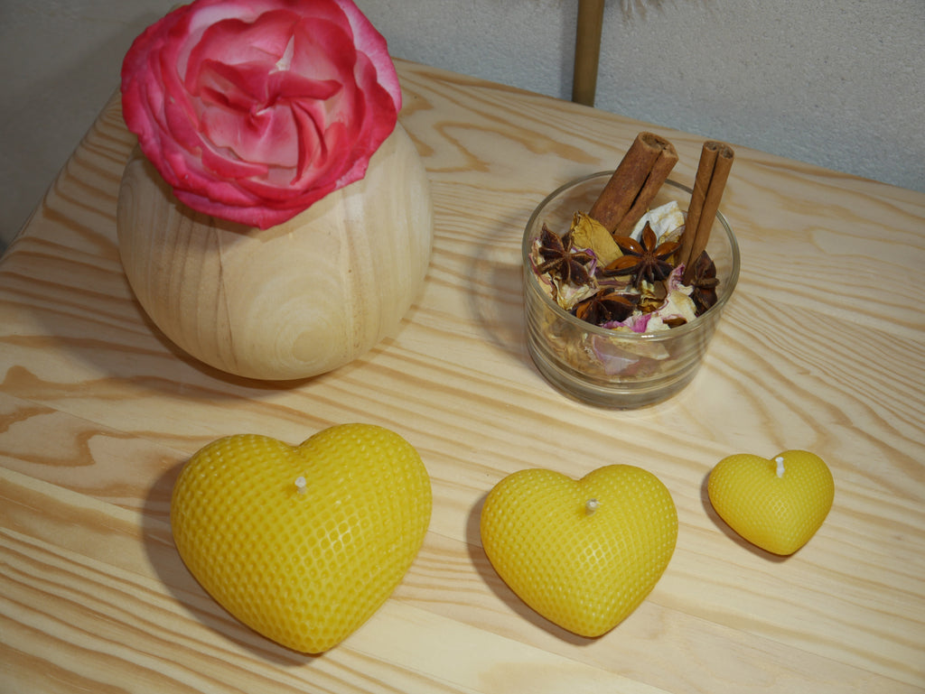 COFFRET DE TROIS BOUGIES NATURELLES "COEURS" EN CIRE D'ABEILLE