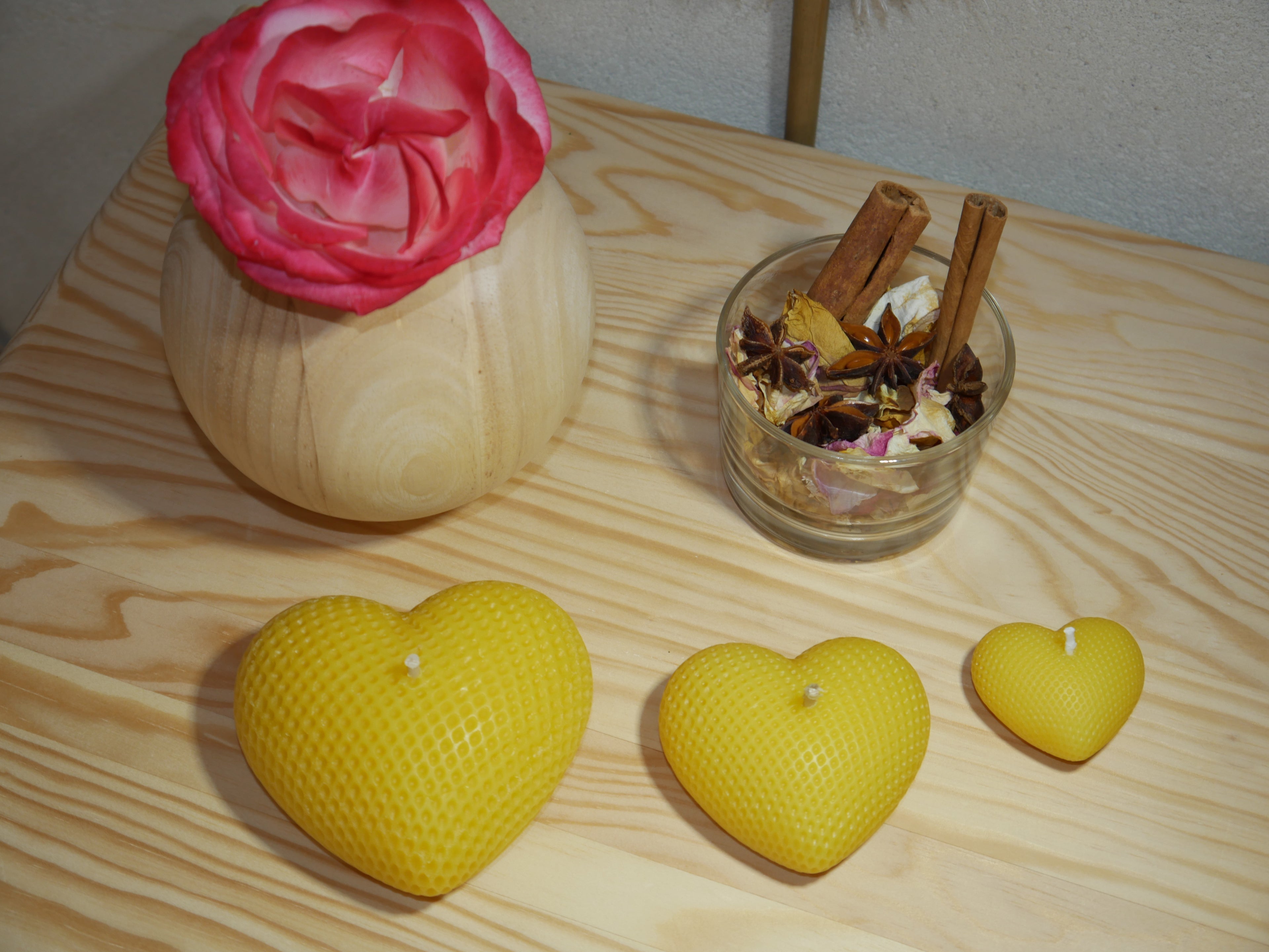 COFFRET DE TROIS BOUGIES NATURELLES "COEURS" EN CIRE D'ABEILLE