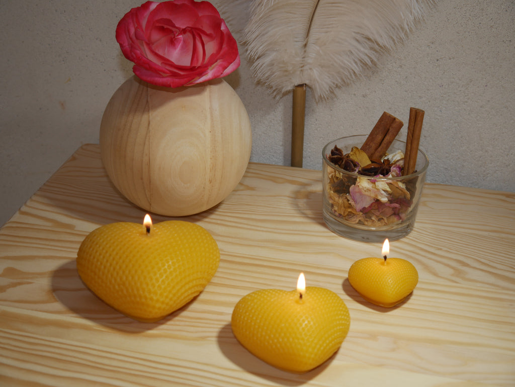 COFFRET DE TROIS BOUGIES NATURELLES "COEURS" EN CIRE D'ABEILLE