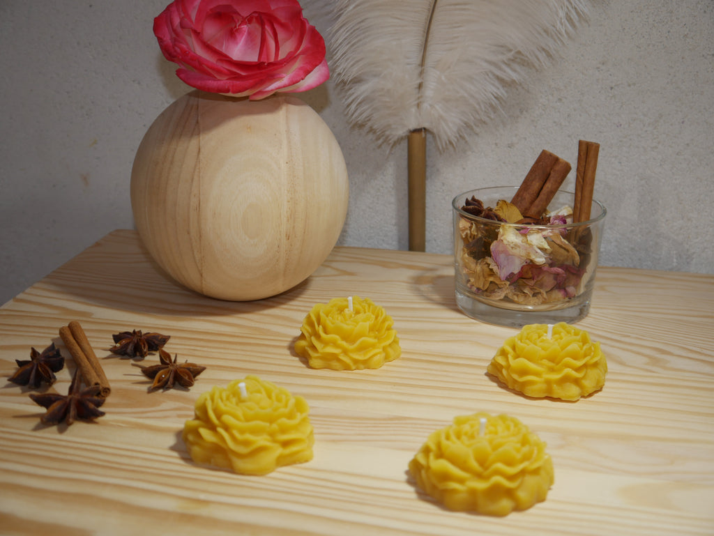 COFFRET DE QUATRE BOUGIES NATURELLES "PIVOINE" EN CIRE D'ABEILLE