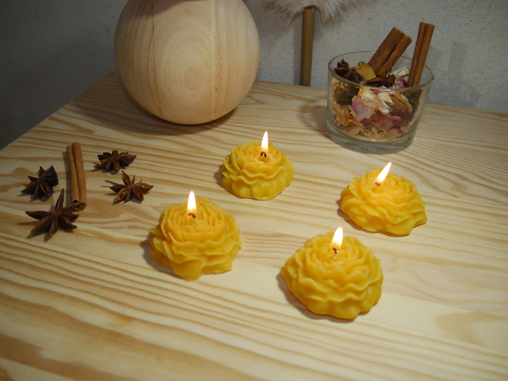 COFFRET DE QUATRE BOUGIES NATURELLES "PIVOINE" EN CIRE D'ABEILLE