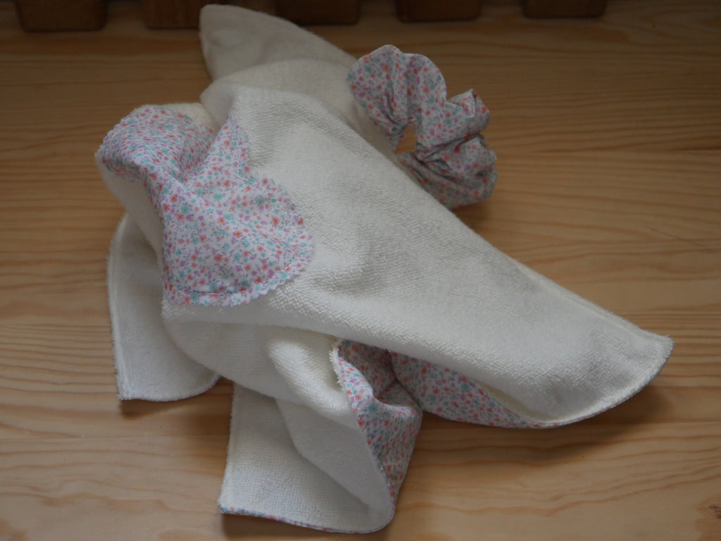 Doudou Plat Carré Blanc & Fleuri — Éponge de Bambou, Fait Main en Provence