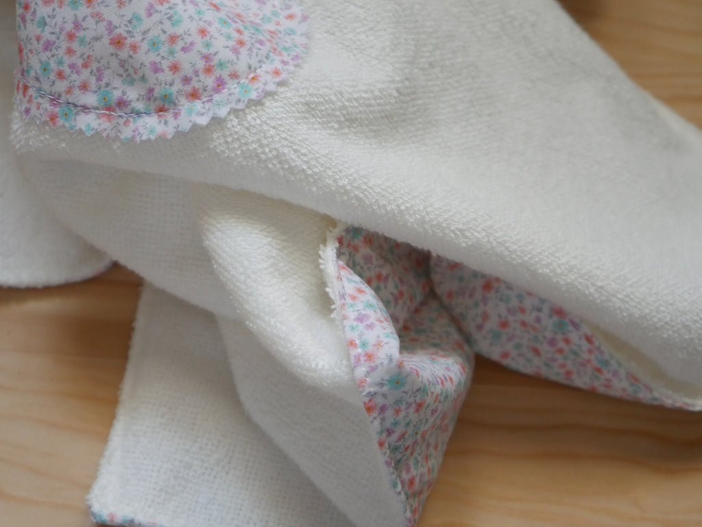 Doudou Plat Carré Blanc & Fleuri — Éponge de Bambou, Fait Main en Provence