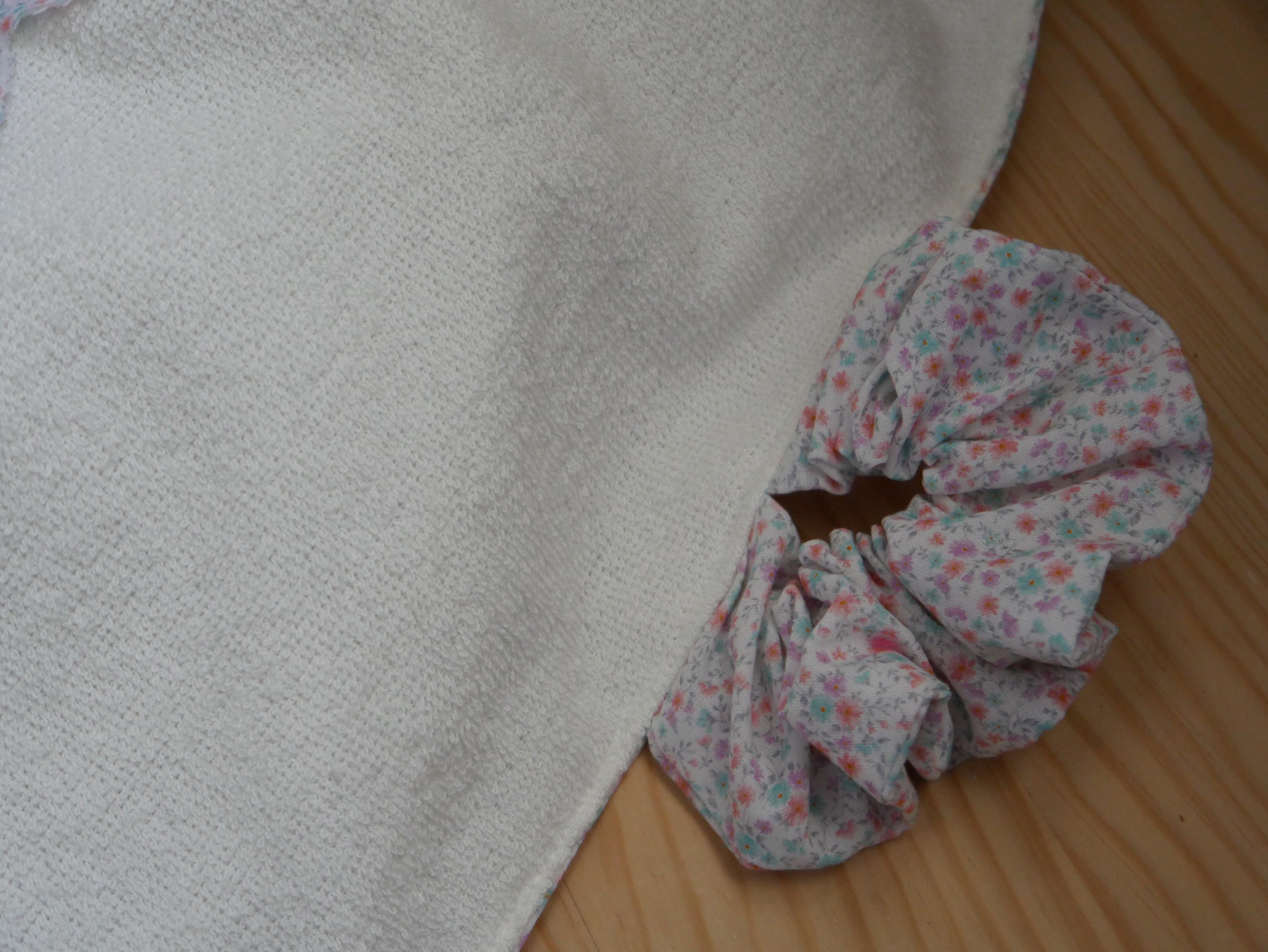 Doudou Plat Carré Blanc & Fleuri — Éponge de Bambou, Fait Main en Provence