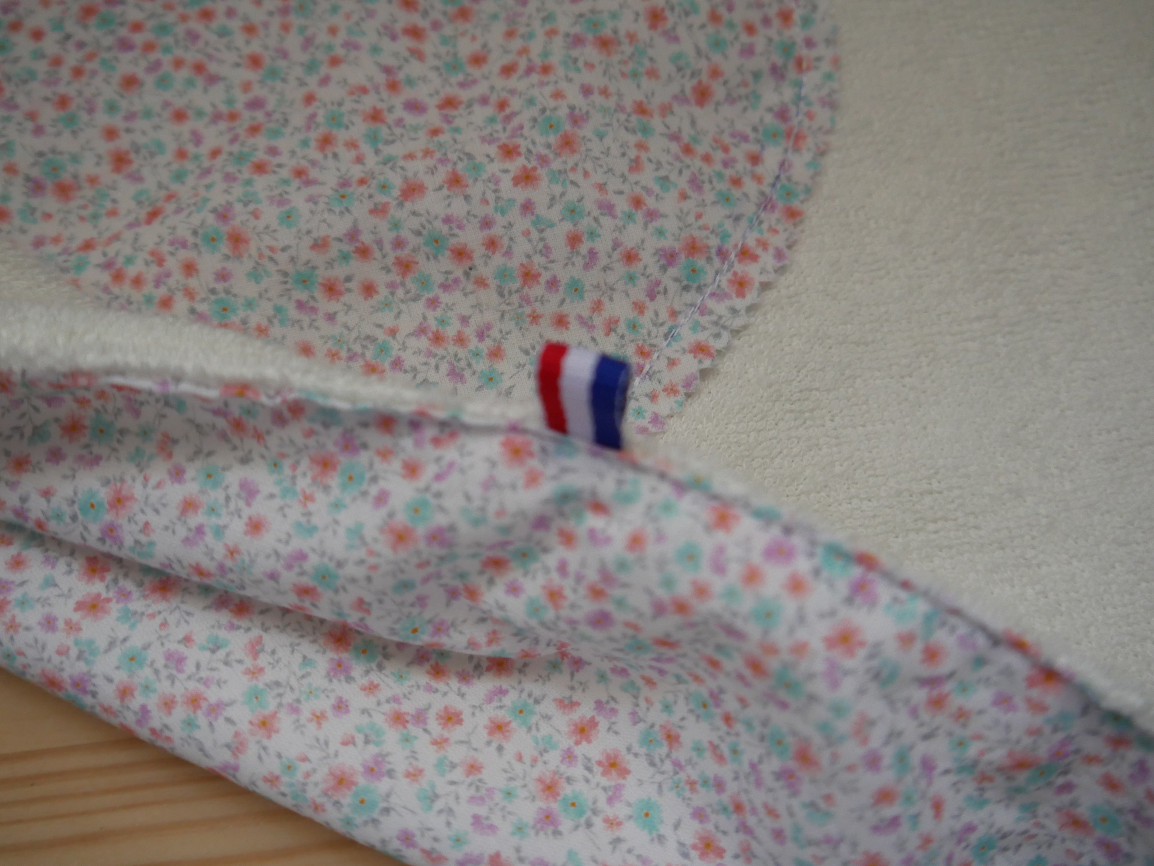 Doudou Plat Carré Blanc & Fleuri — Éponge de Bambou, Fait Main en Provence